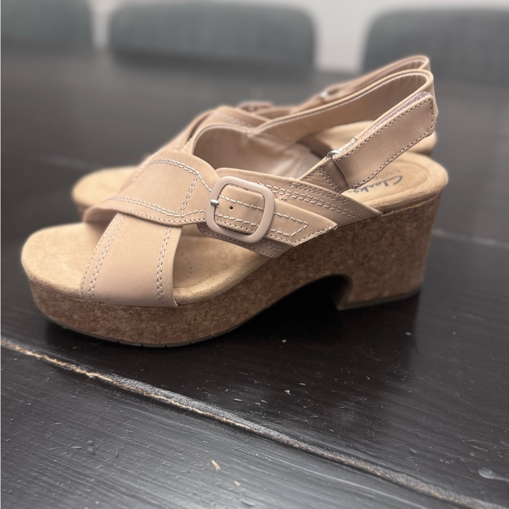 Clarks Collection Women’s Nerisa West Sand Nubuck Wedge Sandals 9.5 New No Box